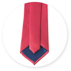 красный галстук из шелка